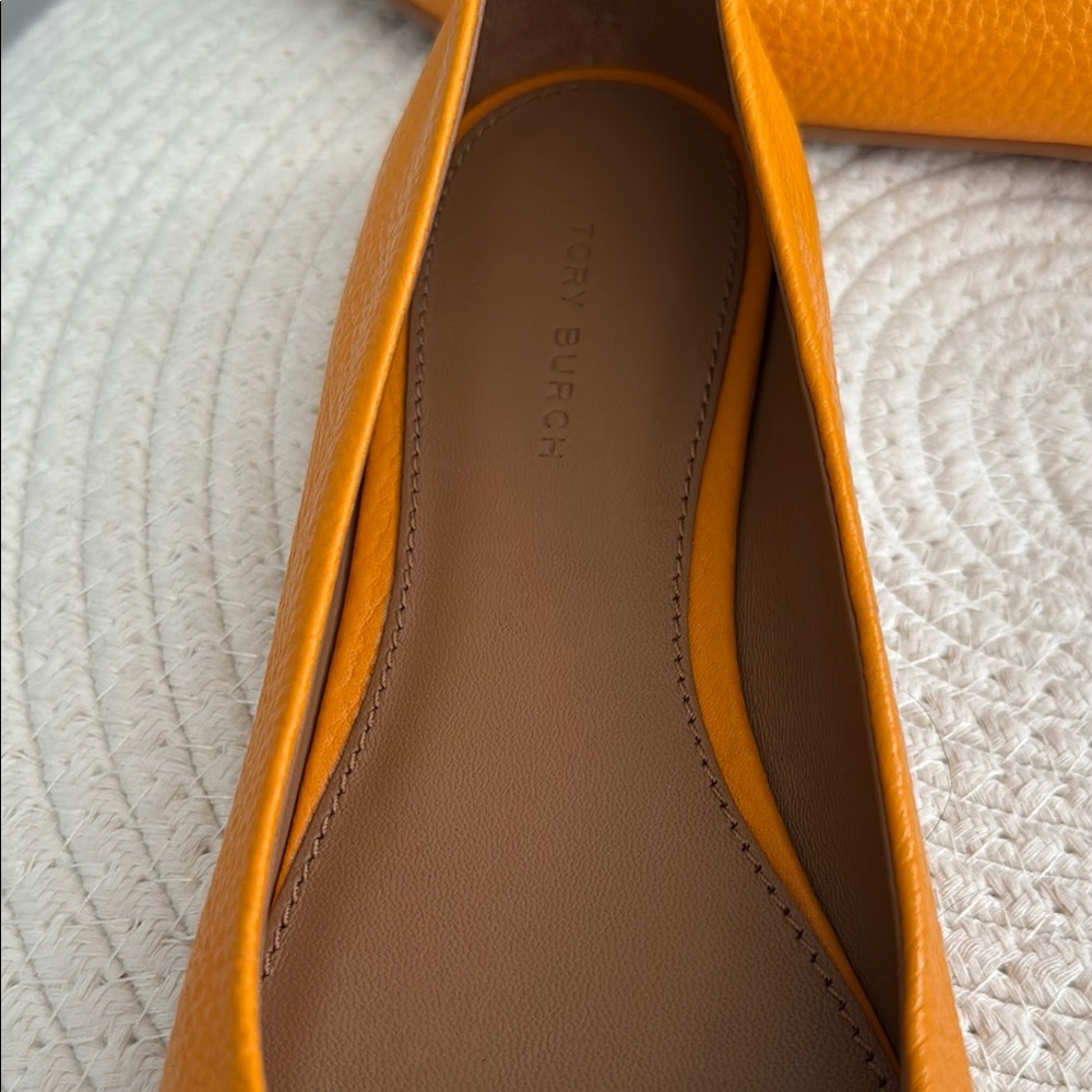 Tory Burch Gold Emblem Orange Reva Flat size 7 - Picture 5 of 5